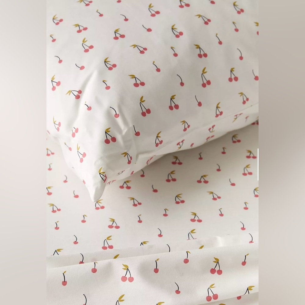 URBAN OUTFITTERS CHERRIES SHEET SET, TWIN XL, NWT.